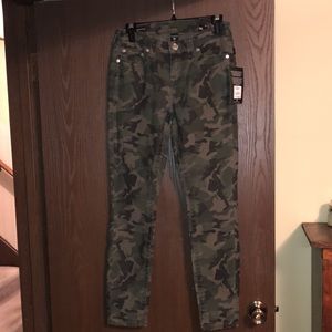 True Religion Halle Mid Rise Super Skinny. Olive Camo. Size 27. NWT!